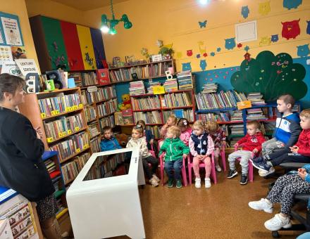 W poniedziałek odwiedziły nas przedszkolaki z Przedszkole Publiczne w Gilowicach????Dzieci zapoznały się z pracą bibliotekarek oraz księgozbiorem