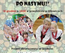 Plakat promujący występ w przedszkolu z udziałem dzieci w strojach ludowych.
