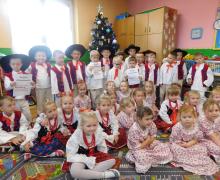 Grupowe zdjęcie dzieci w tradycyjnych strojach