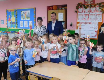 "Zabawki naszych dziadków"
W dniu dzisiejszym odbyły się pierwsze warsztaty malowania zabawek drewnianych sfinansowane przez Fundację ORLEN w programie grantowym "Moje miejsce na ziemi"