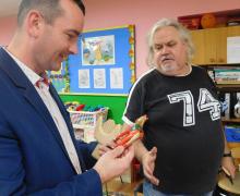 Mężczyzna trzyma pomalowanego konika z drewna