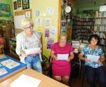 Kilka kobiet w bibliotece
