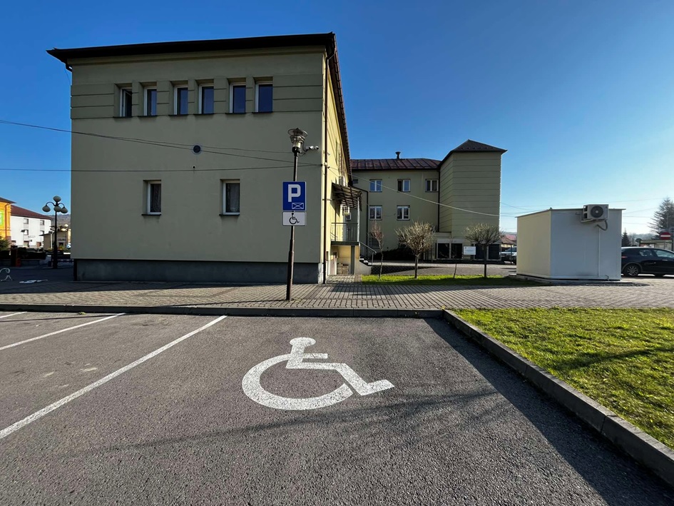 Parking dla osób z niepełnosprawnością przy Urzędzie Gminy w Gilowicach