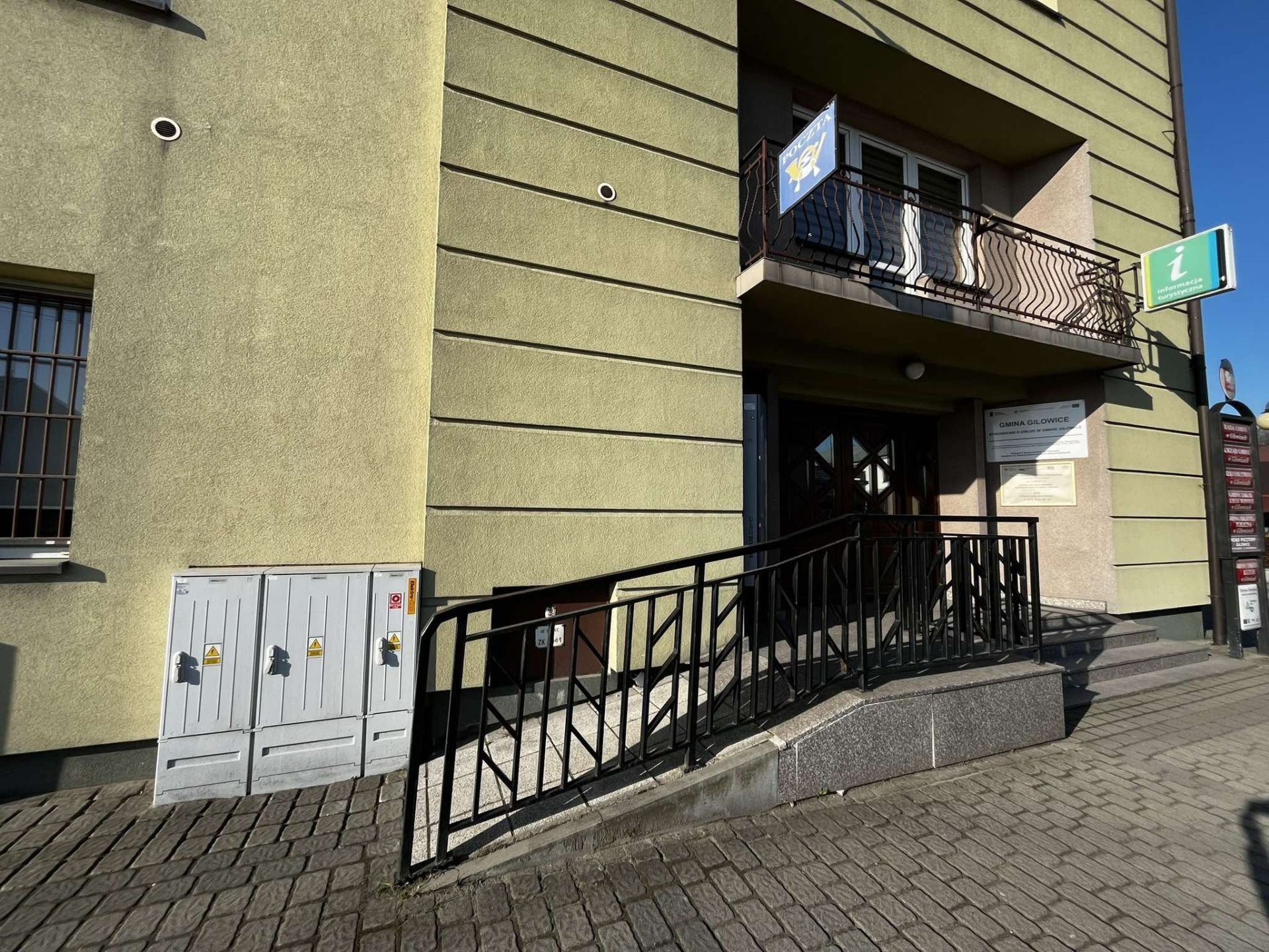 Podjazd dla wózków w budynku Urzędu Gminy w Gilowicach